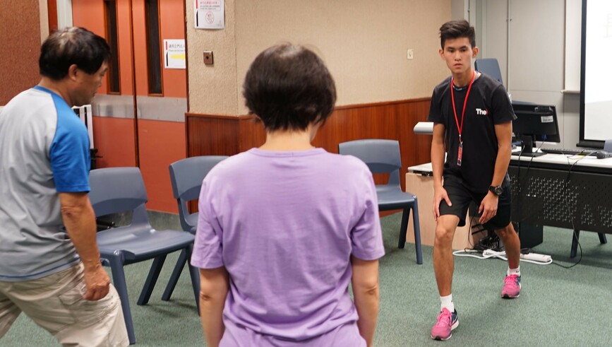 SRM Year 3 Sport Therapy student led the participants to perform pre-fitness warm up and stretching exercises