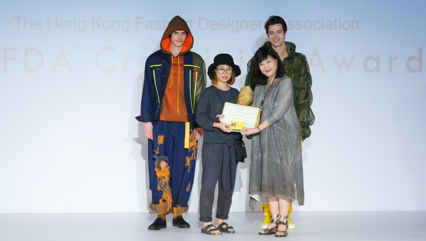 時裝設計（榮譽）文學士應屆畢業生梁恩樂（左二）憑作品「Beauty of Taboo」獲頒「香港時裝設計師協會創意大獎」。獎項由香港時裝設計師協會副主席張啟秀（右二）頒發