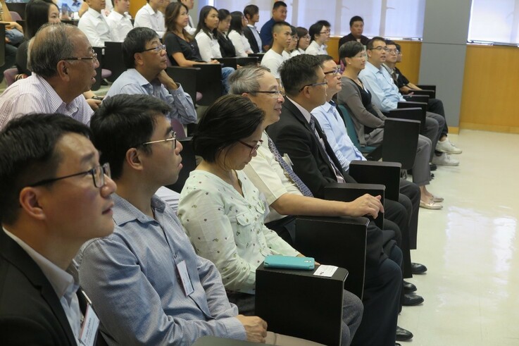 Representatives from the industry attended the ceremony and listened the student sharings. 