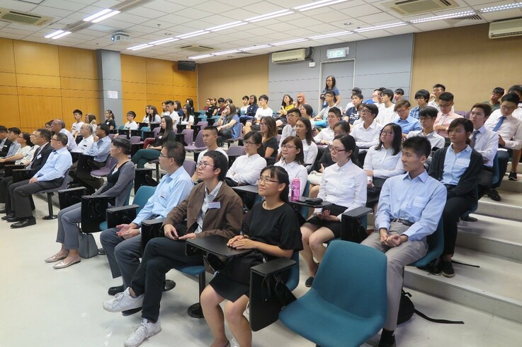 New students of BA HLM attended the ceremony and concentrated on the sharing from their seniors. 