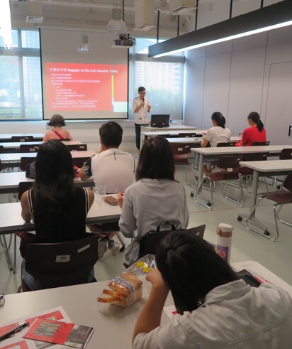 Mr. Chan Ka Wai was delivering lesson on Heritage Trees and Stonewall trees Conservation.