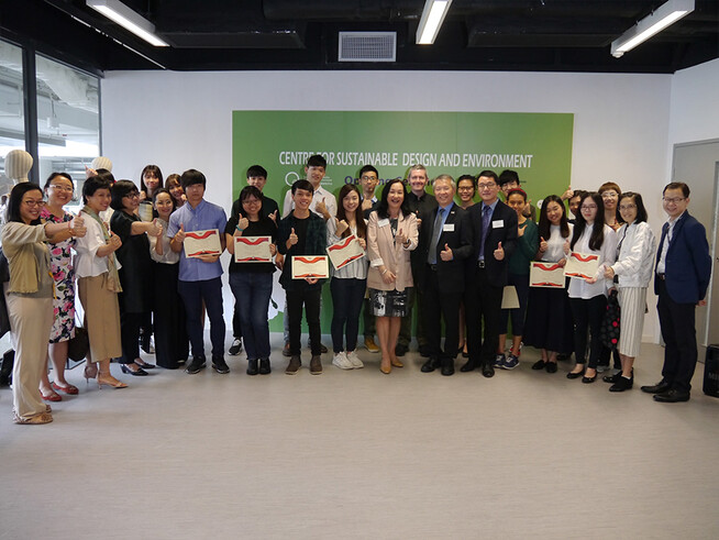Students received certificates from President Professor Hong at the ceremony.