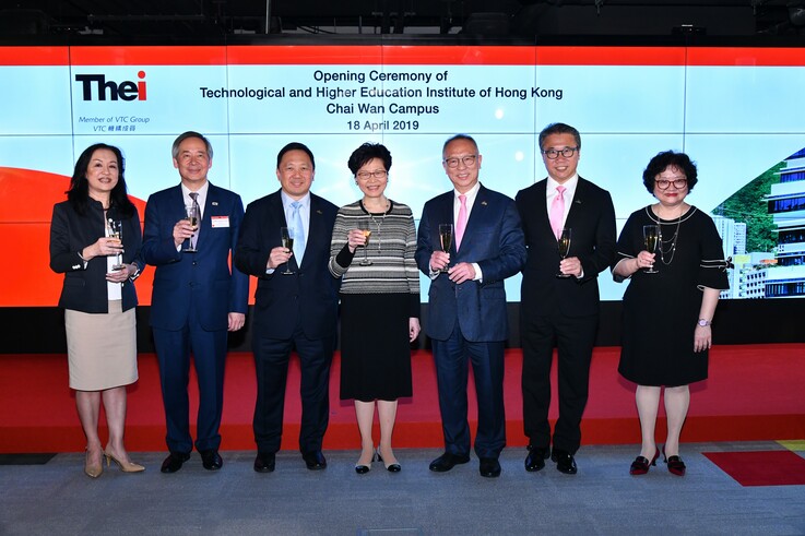 HKSAR Chief Executive Mrs Carrie LAM (middle), VTC Chairman Dr Roy CHUNG (third from right), Deputy Chairmen Conrad WONG (third from left), Professor Eric YIM (second from right), Executive Director Mrs Carrie YAU (first from right), Former VTC Chairman Dr Clement Chen (second from left), THEi President Professor Christina HONG (first from left) officiate today at the Opening Ceremony of THEi Chai Wan Campus