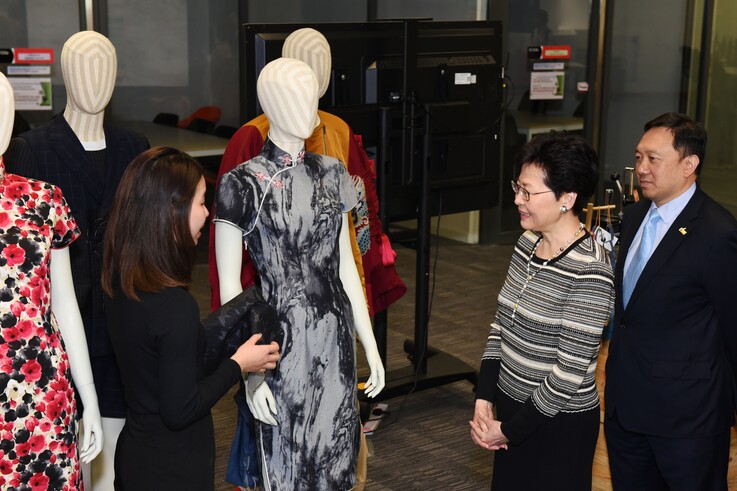 Chief Executive Mrs Carrie LAM (second from right) tours the Learning Commons together with other guests to whom THEi students of Bachelor of Arts (Honours) in Fashion Design present their uniquely-designed cheongsam