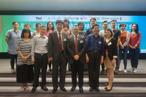 Prof. Yang , Mr. Timothy Yung (Senior Pharmacist of  HACPO) and Dr. Dawn Au, with representatives from CPO & Chinese Medicine Centres for Training and Research (CMCTRs).