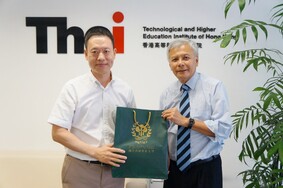 Dr. Hsieh presented a souvenir to Professor Lim.