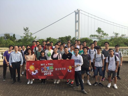 Students visited the Lantau Link Viewing Platform to learn the bridge design 