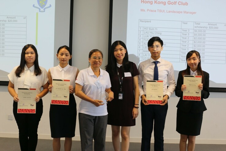 香港高爾夫球會園境經理徐玉珍小姐、園藝及園境管理(榮譽)文學士課程老師潘敏博士及得獎學生合照。