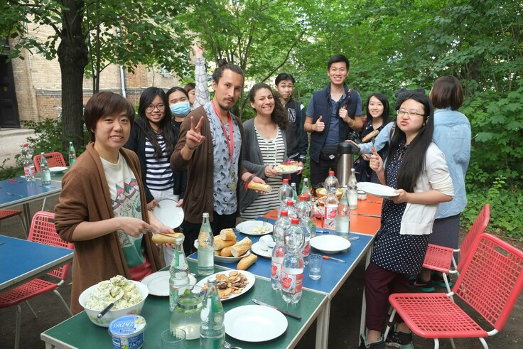 THEi學生與當地設計學院的學生一同用膳，是交流的好機會。